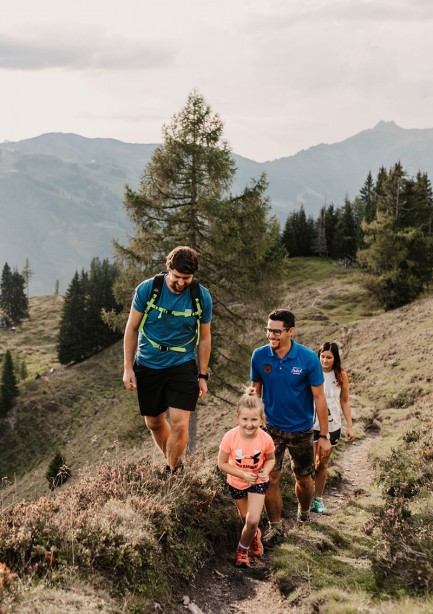 Familie beim Wandern in Großarl