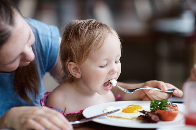 Mmm... that fried egg tastes so good. Give me some more, mum! 