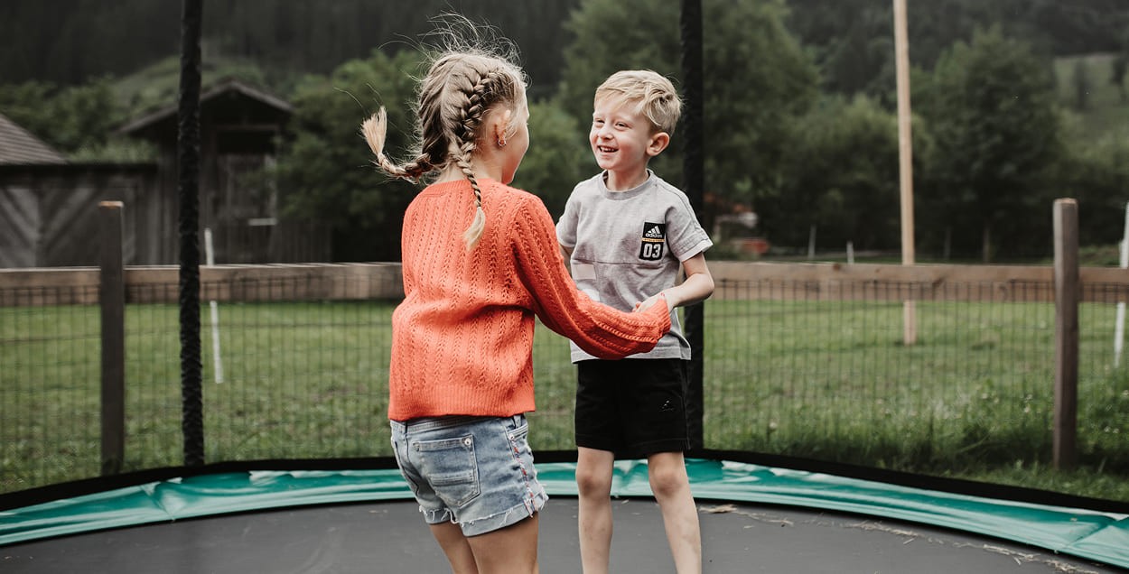 Kinder springen auf Trampolin