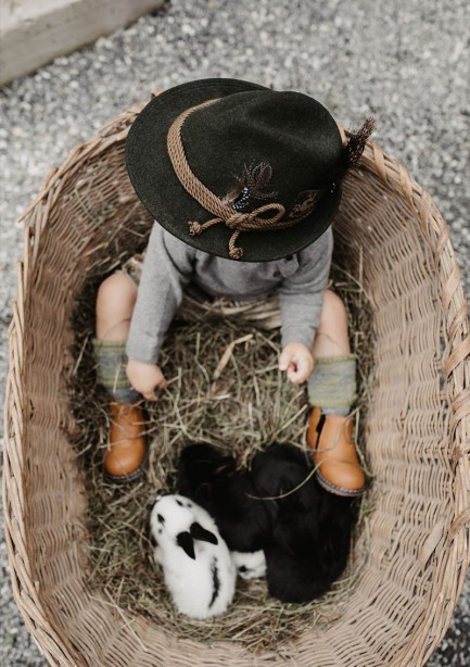 Kleinkind mit süßen Zwerghasen
