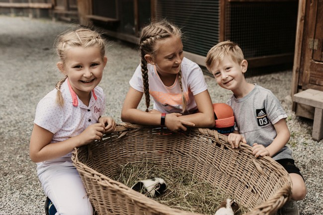 Kinder im Auhof-Streichelzoo auf der Auli's Ranch