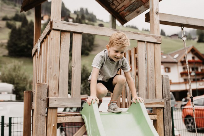 Großzügiger Spielplatz direkt neben der Auli's Ranch