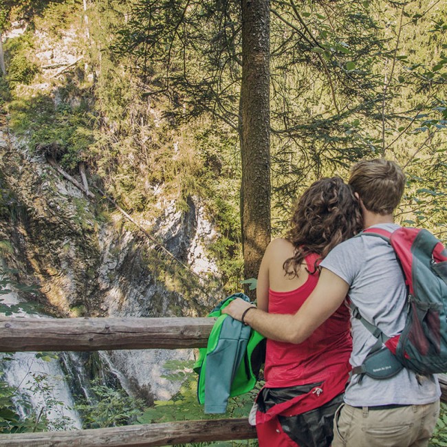 Couple at the Gollinger waterfall © SalzburgerLand Tourismus