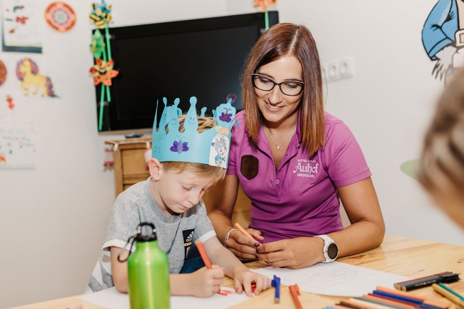 Junge in der Kinderbetreuung im Auhof