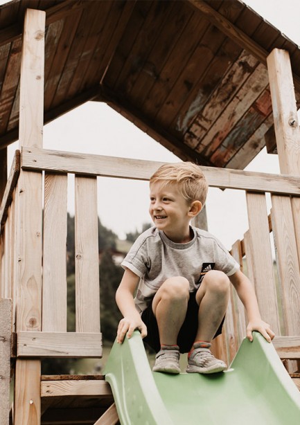 Großer Spielplatz für die kleinen Auhof-Gäste gegenüber des Hotels