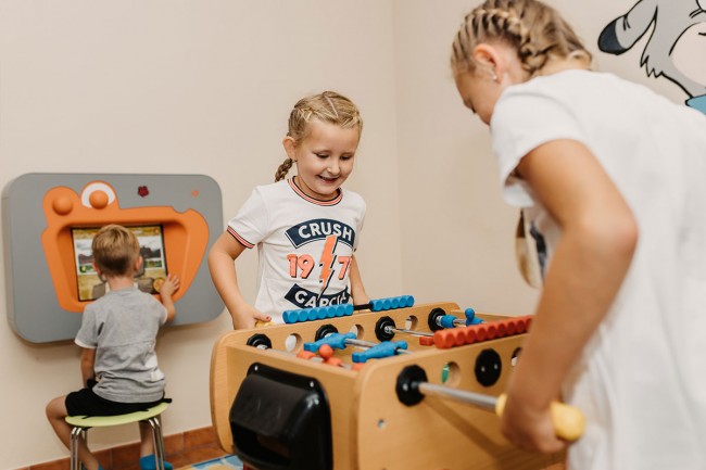 Tischfußball spielen im Spielzimmer