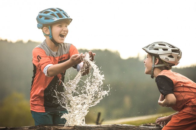 Kinder mit Bikeausrüstung am Brunnen © SalzburgerLand Tourismus