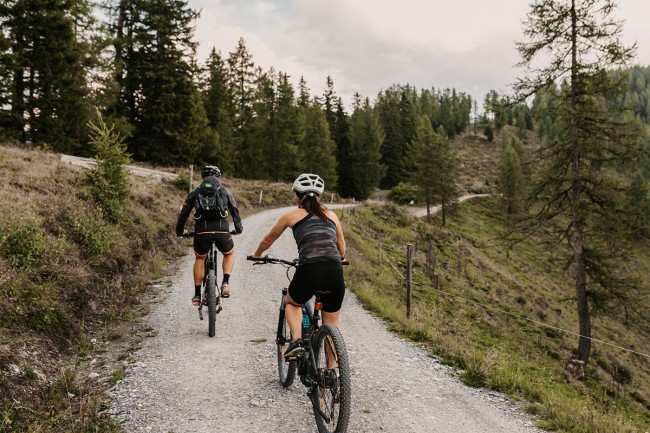 Pärchen unterwegs mit den Auhof E-Bikes