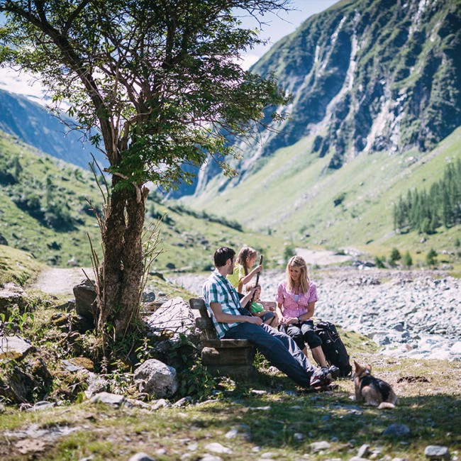 Familie beim Rasten im Nationalparkgebiet © Ferienregion Nationalpark Hohe Tauern