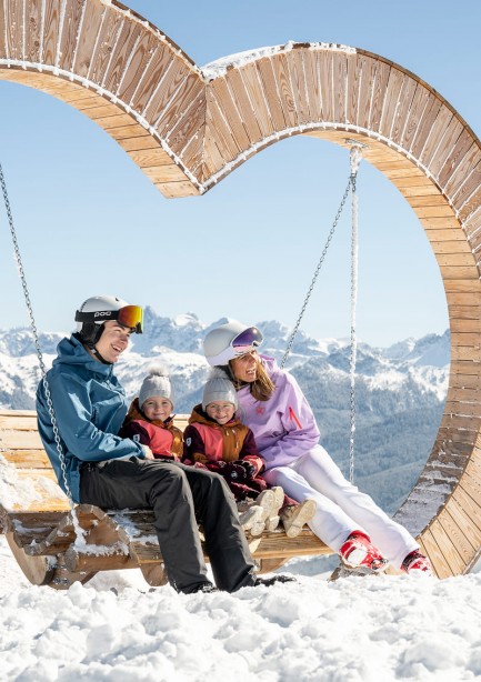 Familie entspannt auf einer großen Schaukel im Skiurlaub © TVB Großarltal/Lorenz Masser
