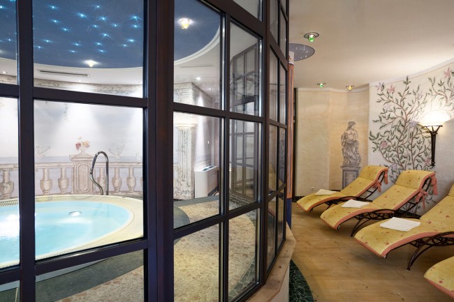 Entspannen im Wellnessbereich mit Whirlpool und Sauna
