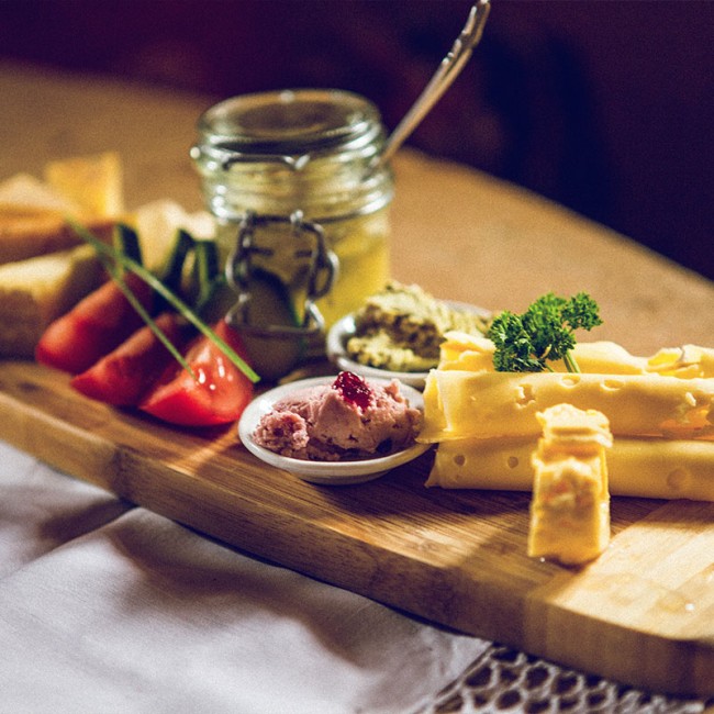 Brettljause auf einer Almhütte © SalzburgerLand Tourismus