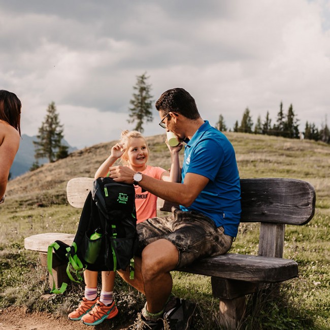 Familie Rohrmoser beim Rasten am Berg
