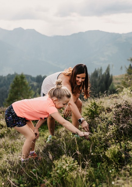 Mutter & Tochter beim Sammeln von Wildbeeren 