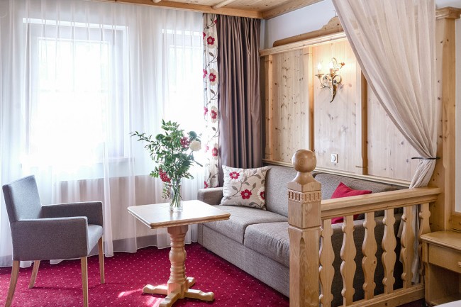 Relaxen auf der Couch in der Auhof-Suite