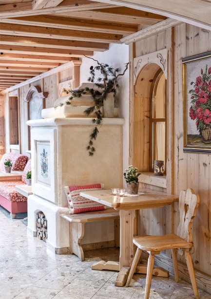 Eingangsbereich mit Kamin und Sitzmöglichkeiten