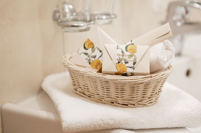 Natur-Kosmetiker im Badezimmer