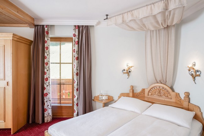 Doppelbett in der Auhof-Suite