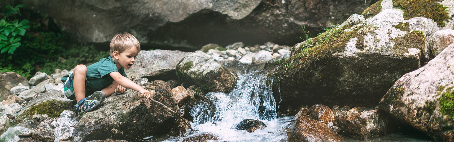 Kind spielt bei einem Bach © Ferienregion Nationalpark Hohe Tauern