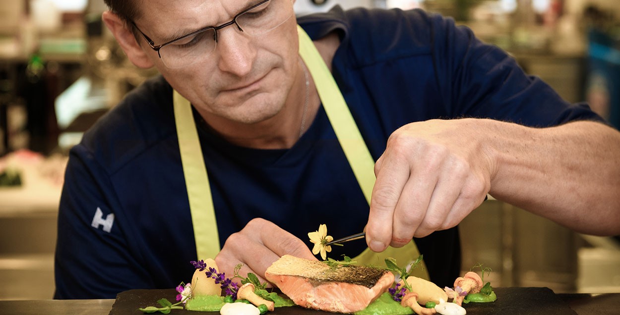 Unser Küchenchef Christoph beim zubereiten der Gerichte