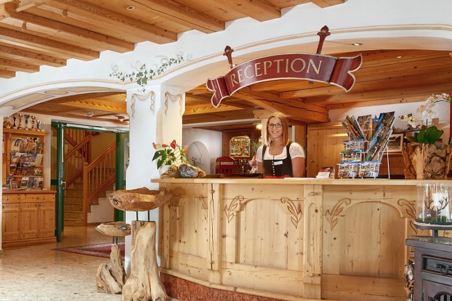 Rezeptionistin im Hotel Auhof