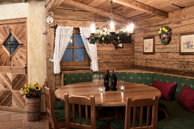 Gemütliche Sitzecke im Weinkeller