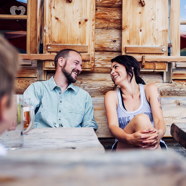 Pärchen auf einer Alm © Ferienregion Nationalpark Hohe Tauern