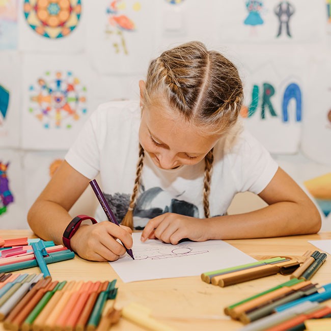 Kind malt im Spielzimmer