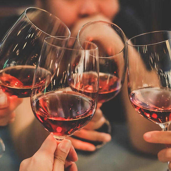 Österreichische und internationale Weine im Weinkeller