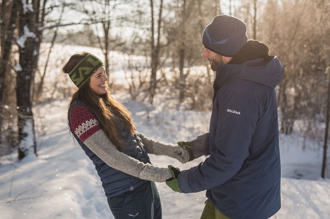 Glückliches Pärchen im Winterwald © SalzburgerLand Tourismus