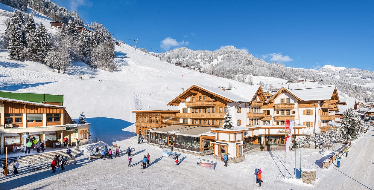 Hotel Auhof direkt neben dem Einstieg in die Gondelbahn