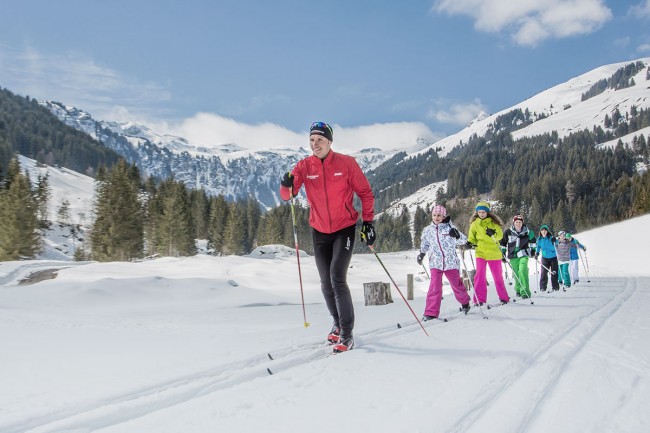 Kinder beim Langlaufen mit Lehrer © SalzburgerLand Tourismus
